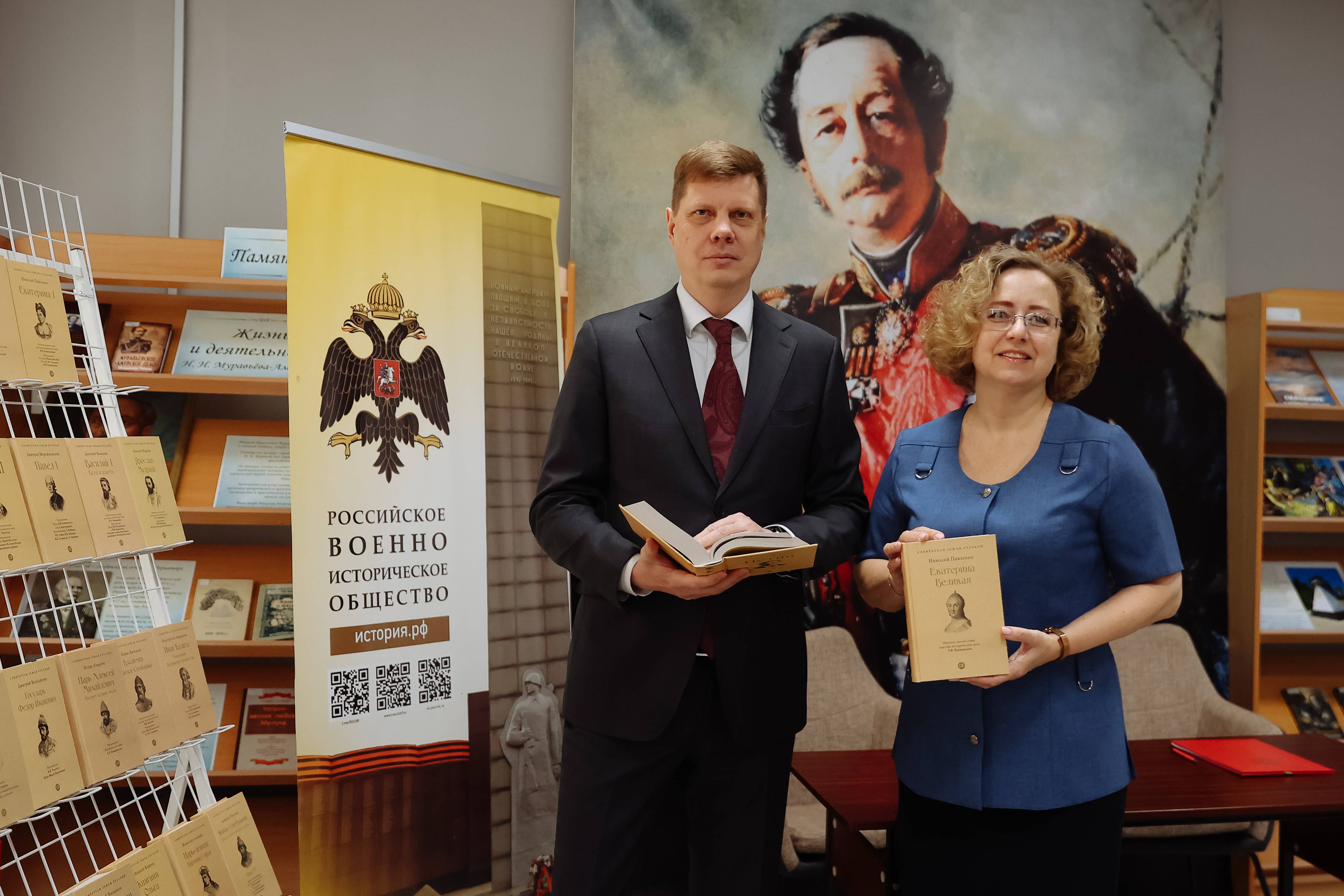 Уникальная книжная серия «Собиратели Земли Русской» пополнила фонд Амурской областной научной библиотеки