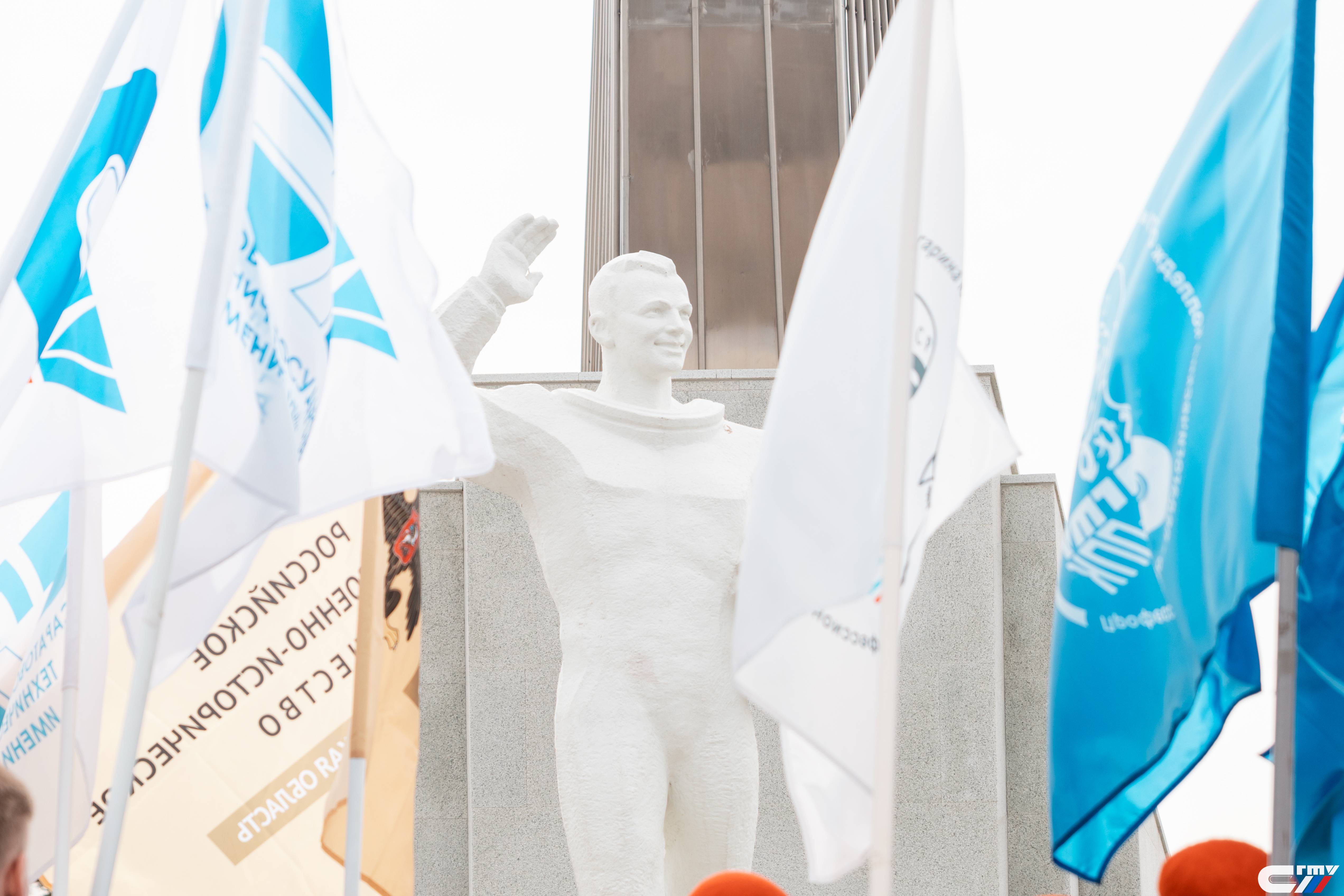 Члены саратовского реготделения почтили память Юрия Гагарина