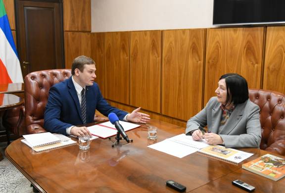 Председатель РО РВИО в Хакасии Светлана Окольникова представила доклад главе региона Валентину Коновалову по итогам деятельности общества в 2025 году