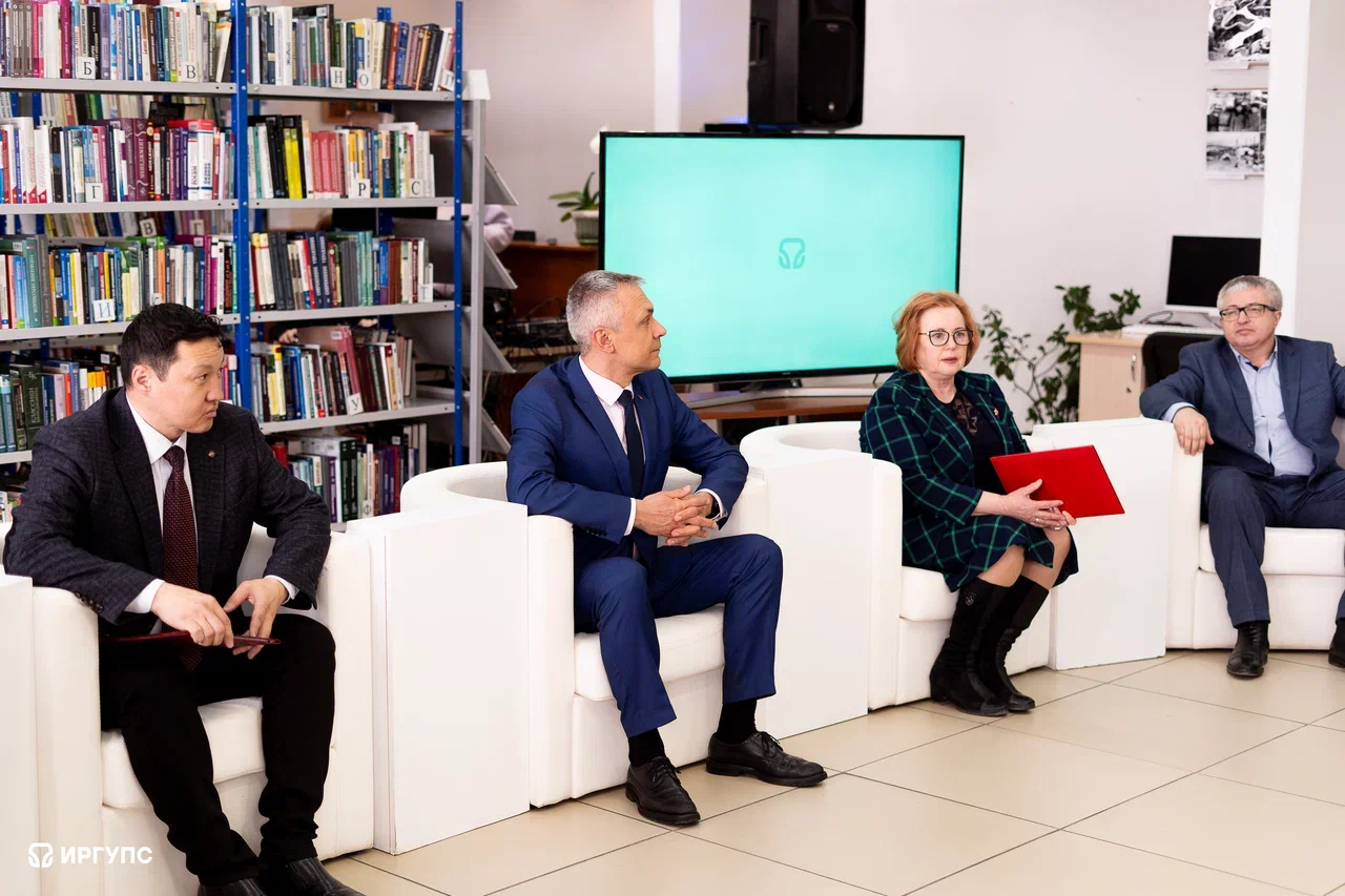 В Иркутском государственном университете путей сообщения состоялось открытие фотовыставки, посвящённой 105-летию установления дипломатических отношений между Россией и Монголией, а также 105-летию создания Вооружённых сил Монголии