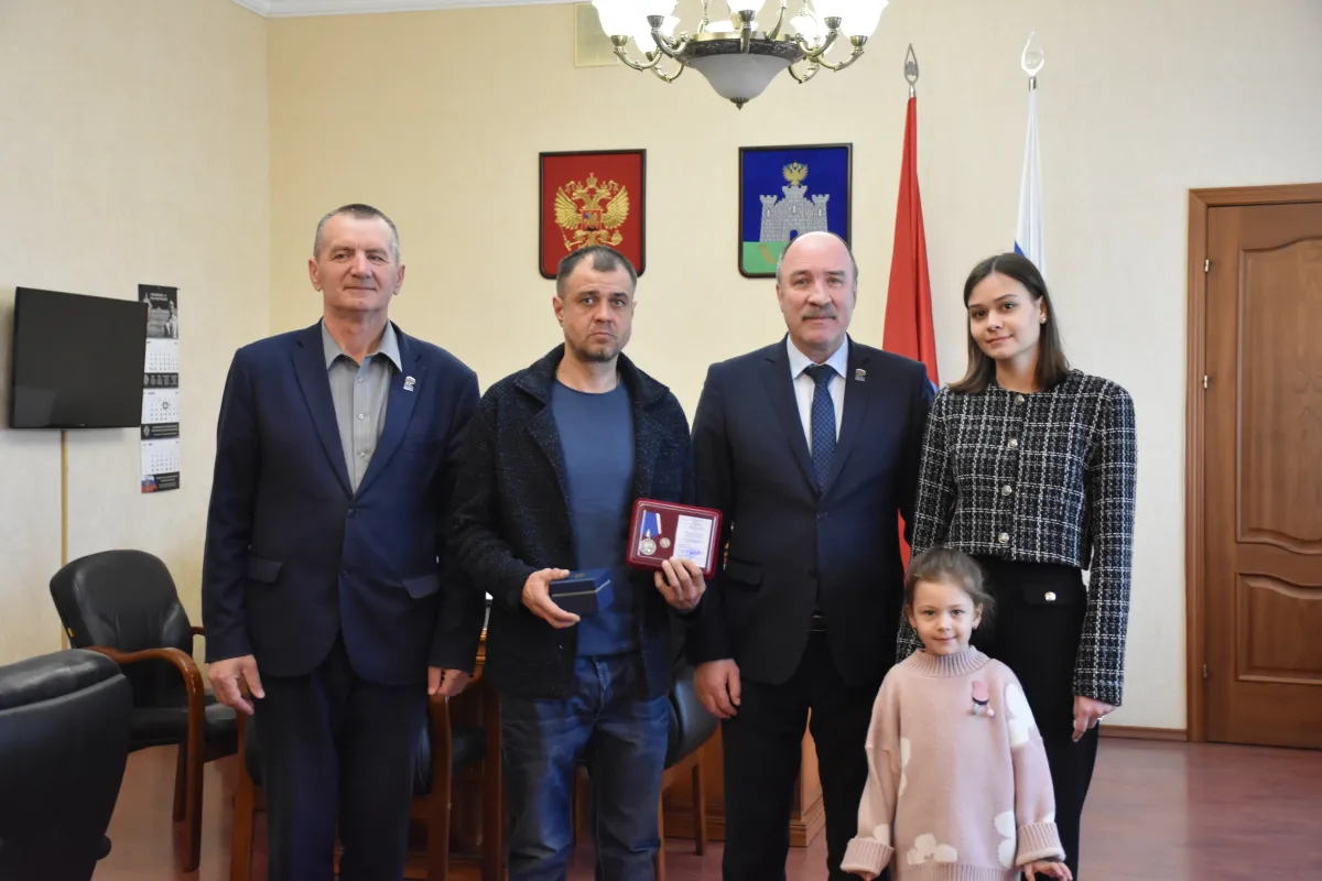Председатель Орловского областного совета вручил медаль «За самоотверженность и патриотизм» участнику СВО