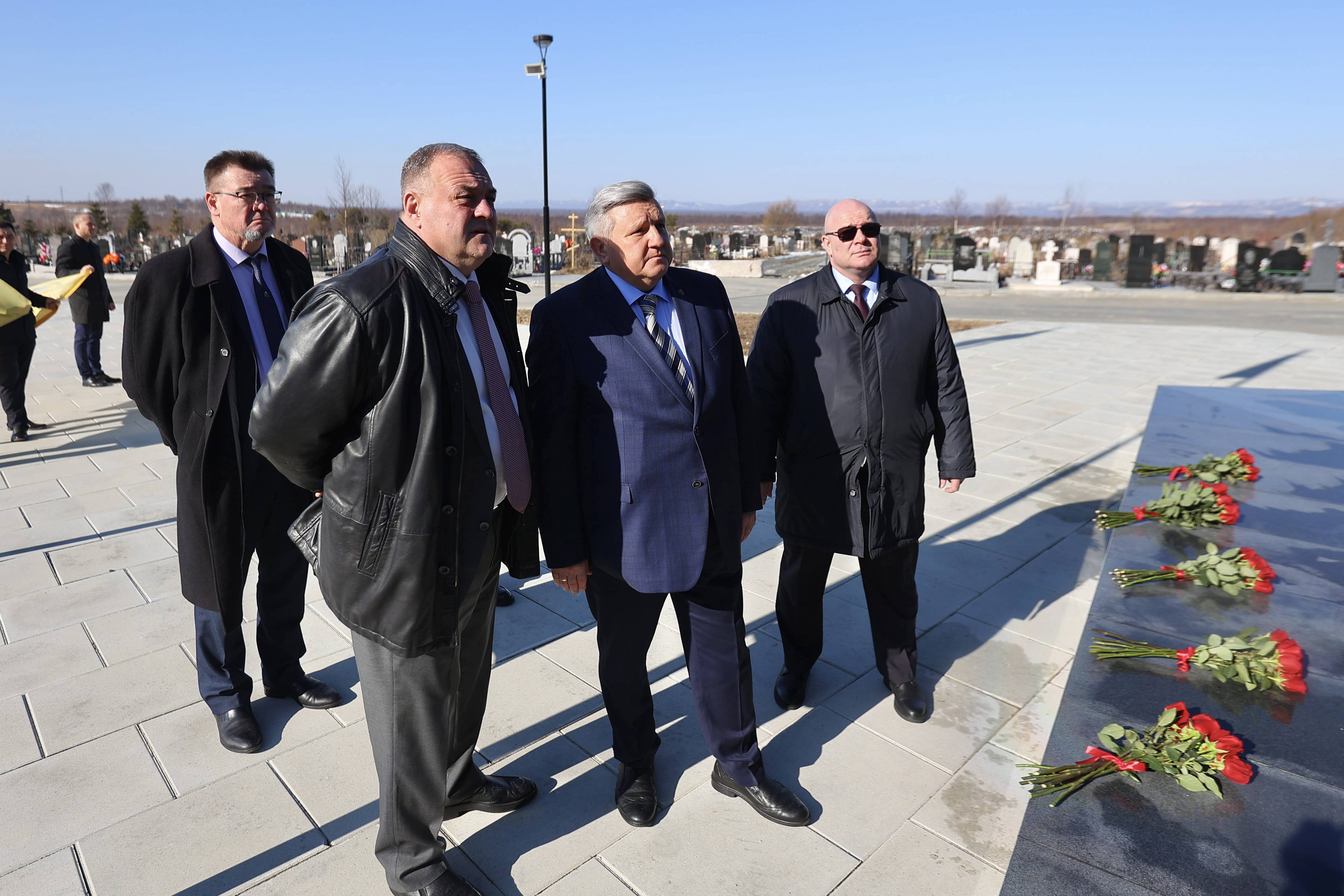 Николай Овсиенко почтил память героев СВО и обсудил планы развития РВИО с активом организации на Сахалине