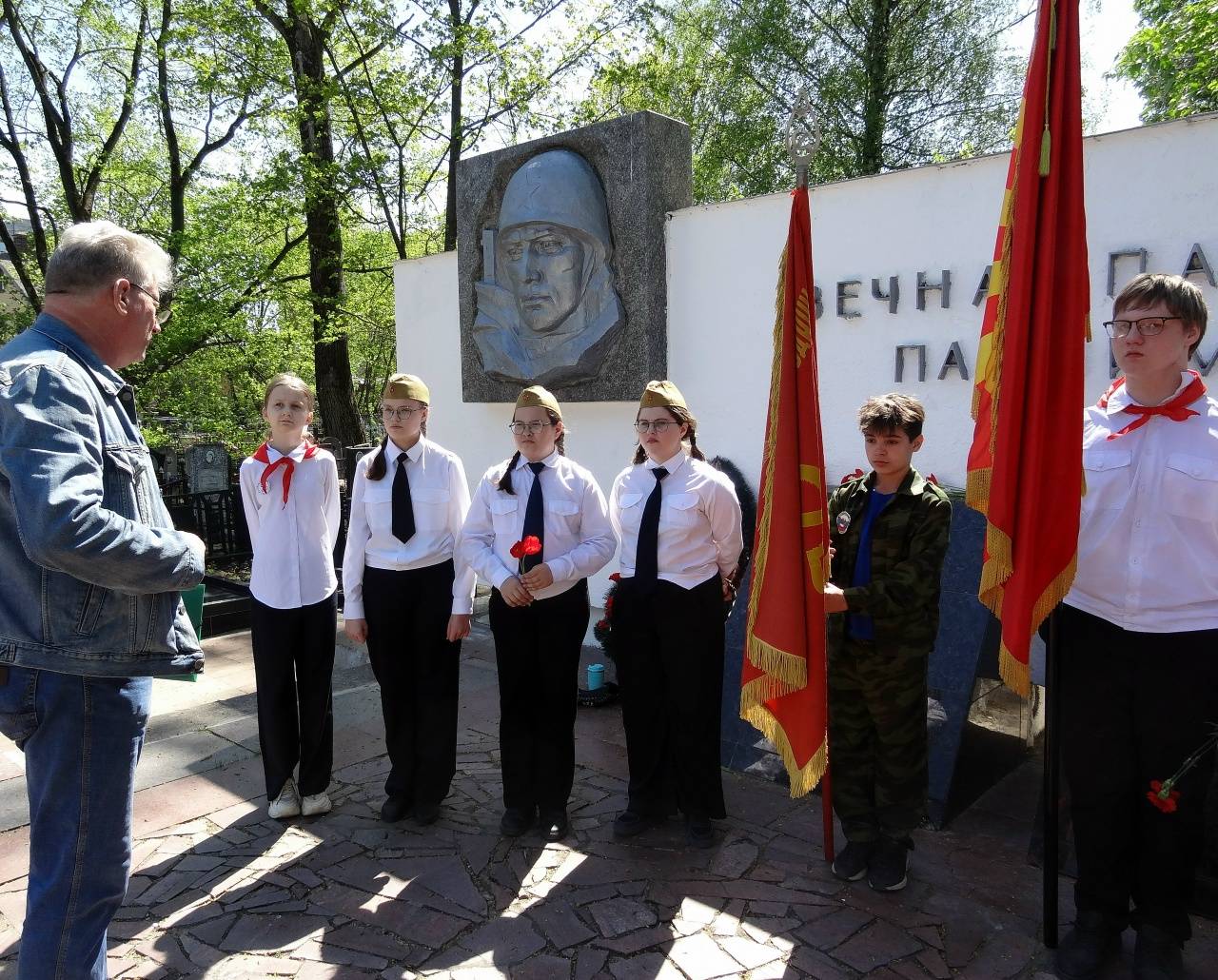 Учащиеся школы № 12 г. Орла привели в порядок воинский мемориал