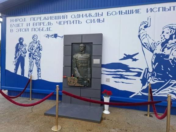 Копию барельефа Маршала Жукова открыли в Тюменской области