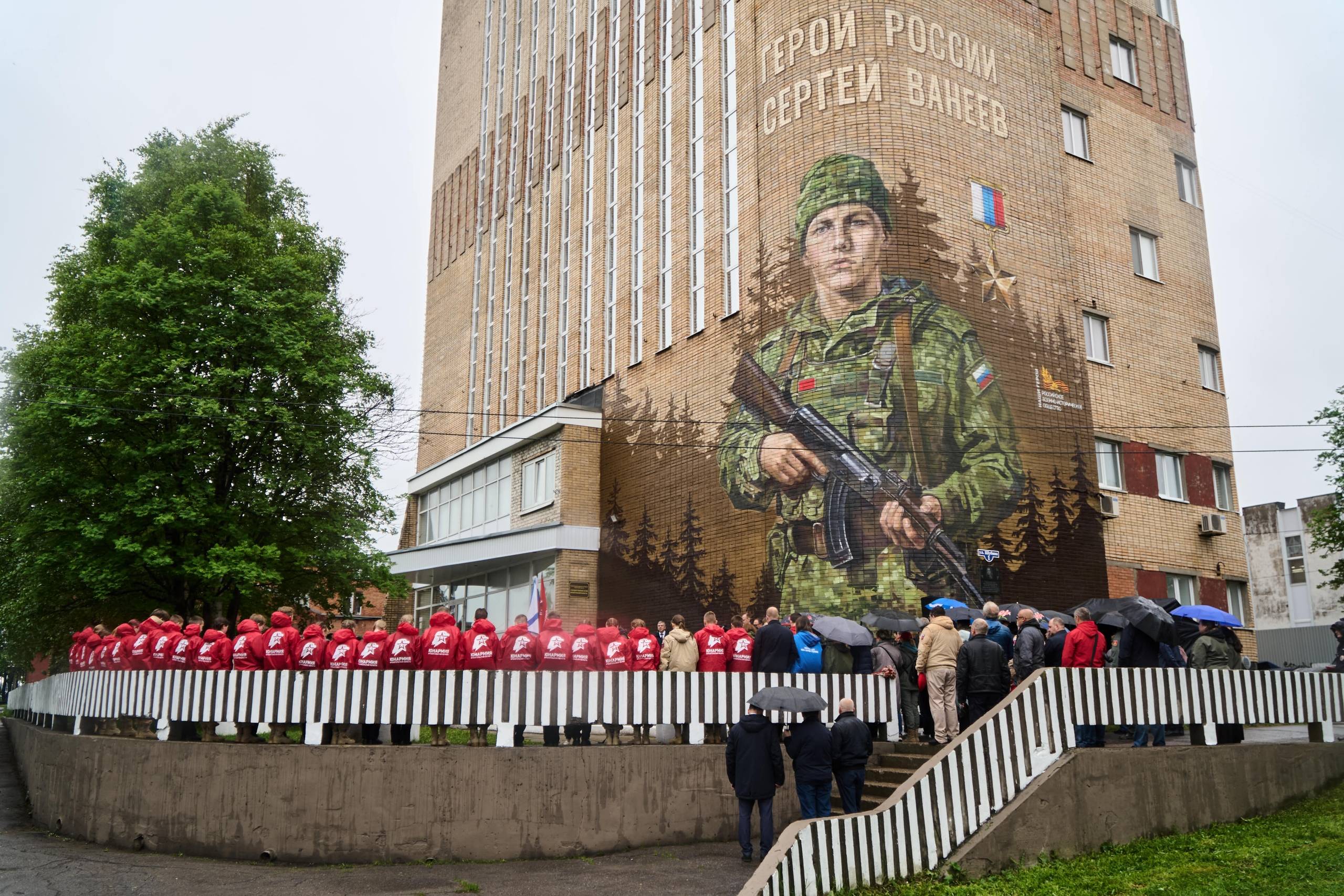Герою России Сергею Ванееву посвятили граффити