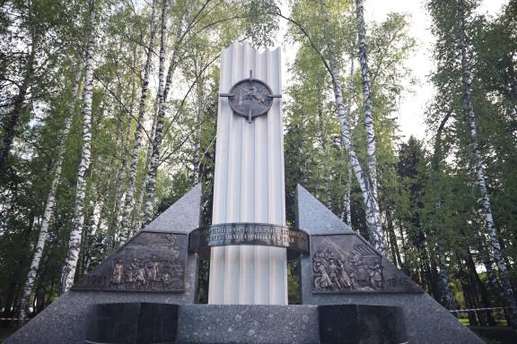 В Горно-Алтайске открыли памятник «Благодарный Город-Герой Ленинград — жителям Горного Алтая»