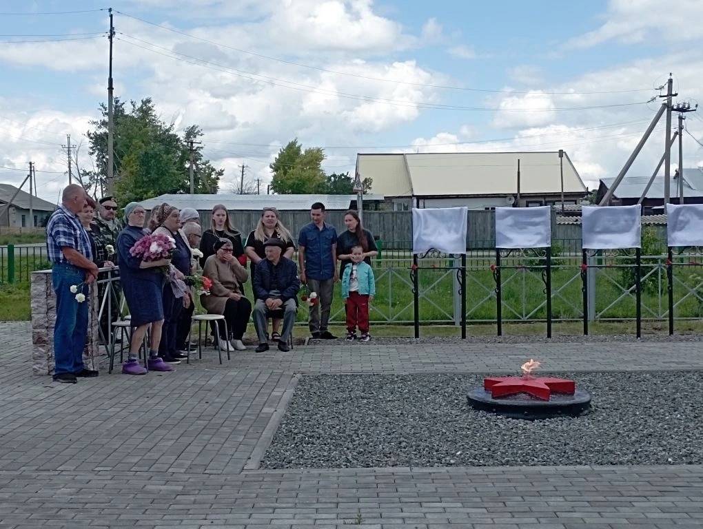 В поселке Кировск состоялось торжественное открытие мемориальных досок в честь погибших земляков, участников специальной военной операции