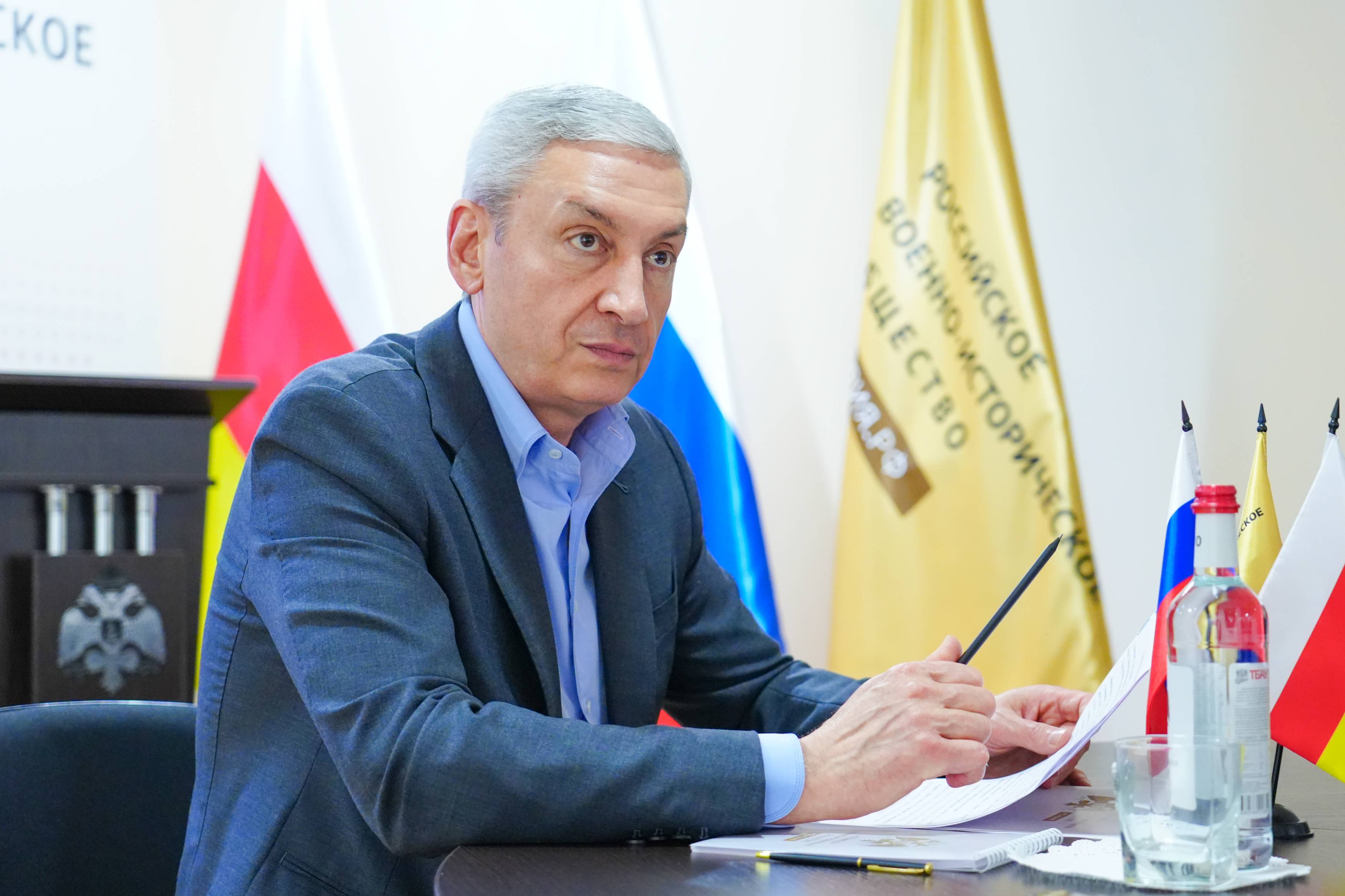 Борис Джанаев посетил выставку регионального отделения Российского военно-исторического общества