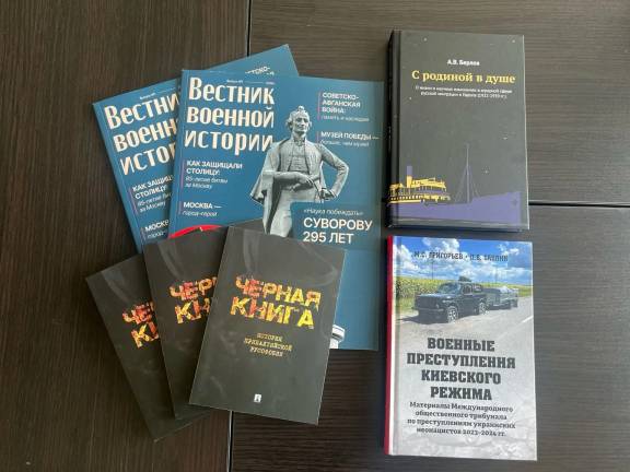 Книги и память: московская делегация пополнила фонд Амурской областной научной библиотеки