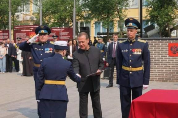 Торжественную церемонию выпуска лейтенантов Военно-инженерного института СФУ посетил Дмитрий Медведев