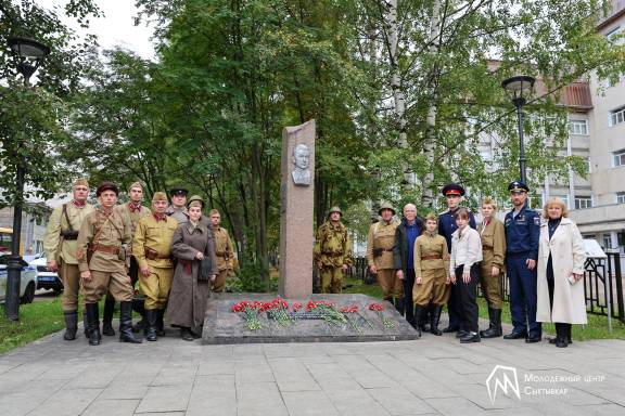 Возложение цветов к монументу Николая Васильевича Оплеснина