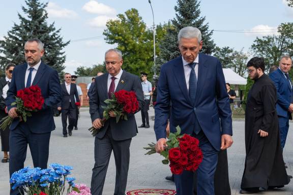 Борис Джанаев принял участие в траурных мероприятиях в память погибших в теракте 1-3 сентября 2004 года в Беслане