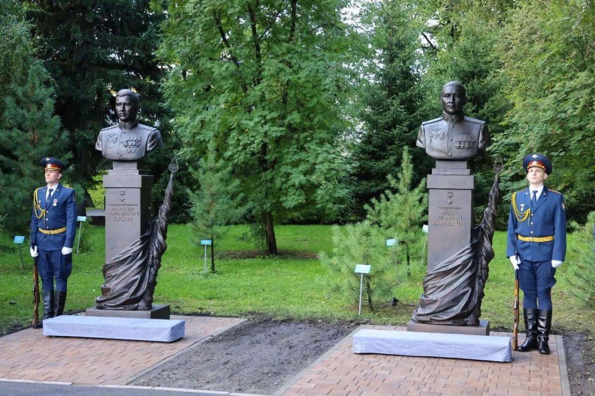 В Горно-Алтайске увековечили память Героев России Александра Кускова и Айдара Карабышева