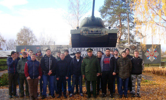 В ГОРОДЕ БУЕ КОСТРОМСКОЙ ОБЛАСТИ ЮНАРМЕЙЦЫ ПОЗДРАВИЛИ С ДНЁМ ТАНКОВЫХ ВОЙСК СВОИХ НАСТАВНИКОВ И СТАРШИХ КОЛЛЕГ