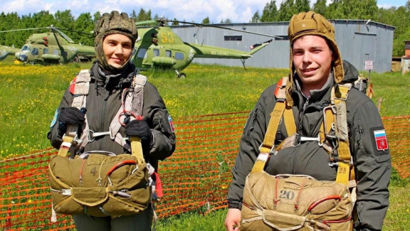 Архангельские юнармейцы совершили свои первые прыжки с парашютом