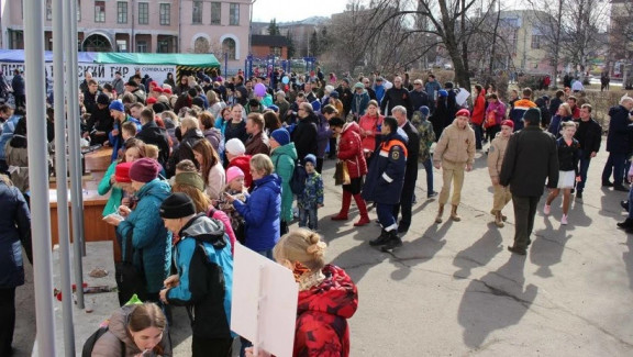 Праздник «Весна. Победа. Память» собрал у центра «Патриот» тысячи горожан