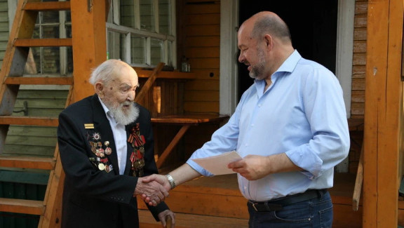 Председатель попечительского совета регионального отделения РВИО Игорь Орлов поздравил с юбилеем участника войны, верхнетоемца Бориса Щепина
