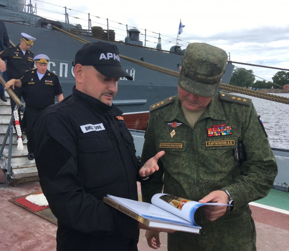Командующему Западным военным округом представили журнал Российского военно-исторического общества