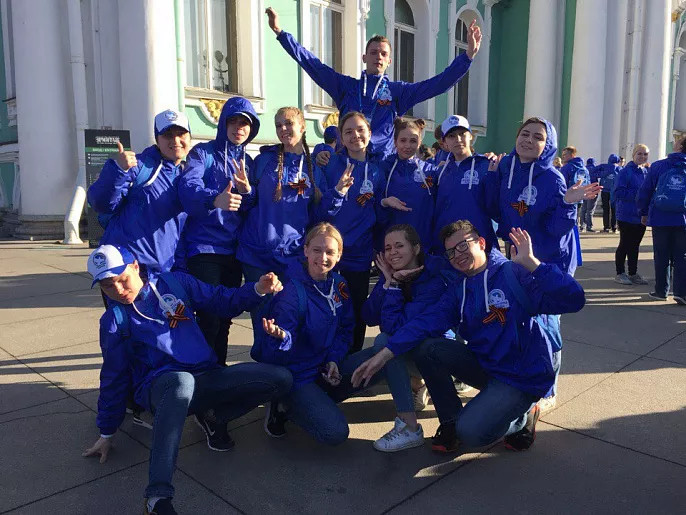 Волонтеры из Тульской области помогали проводить шествие «Бессмертного полка» в Москве и Санкт-Петербурге