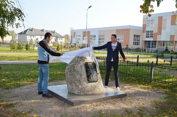 Памятный знак лётчикам легендарного авиаполка «Нормандия-Неман»