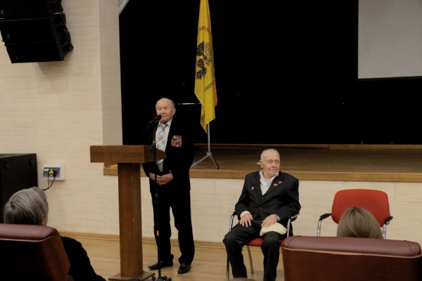 Равнение на подвиг