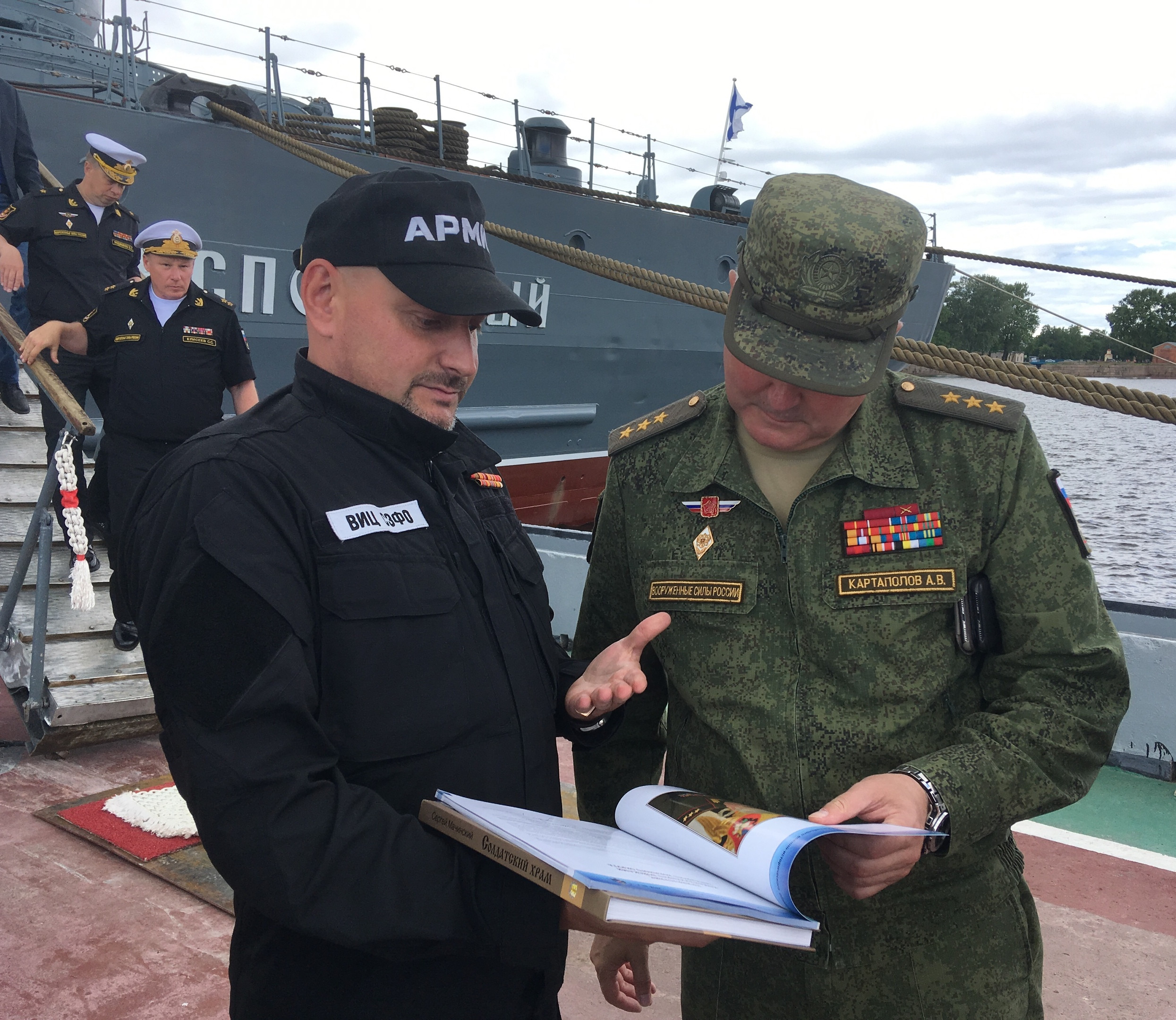Командующему Западным военным округом представили журнал Российского военно-исторического общества
