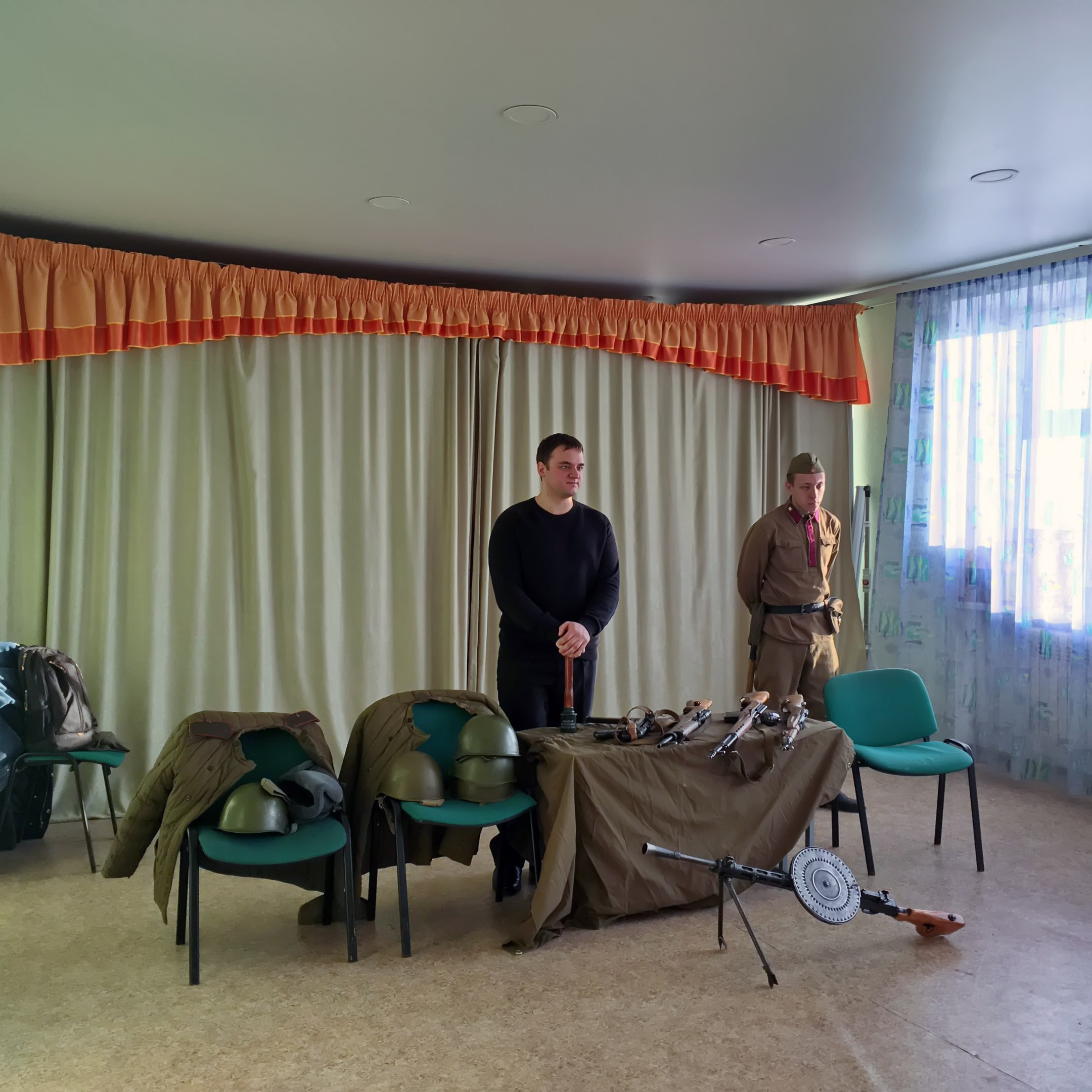 23.02.2018 Урок мужества в Черновском детском доме посвящённый Дню Защитника Отечества. Проведены интерактивные выставки оружия и формы ВОВ в Забайкальском Государственном Театре Кукол "Тридевятое Царство" и в Забайкальском краевом Драматическом театре.