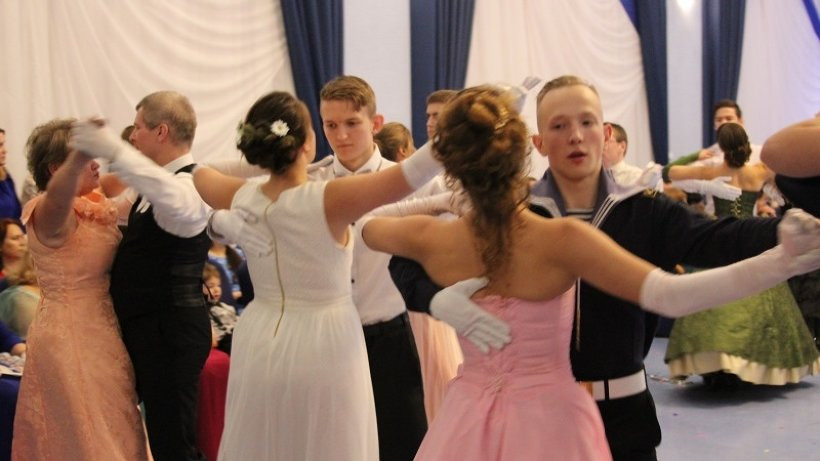 Архангельские курсанты закружили в вальсе студенток