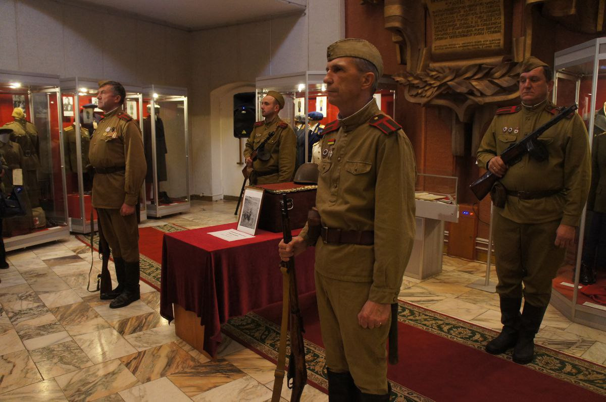 Церемония передачи останков участника Курской битвы Симонова Василия Игнатьевича