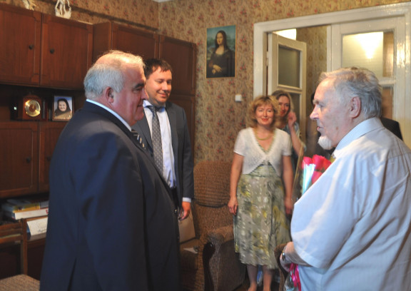 ВЕТЕРАН ВОЙНЫ КИРИЛЛ ЯМЩИКОВ ПРИНИМАЕТ ПОЗДРАВЛЕНИЯ С 95-ЛЕТИЕМ