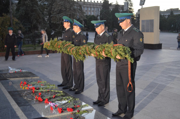 В Белгороде зажгли 1418 свечей в память о жертвах Великой Отечественной войны.
