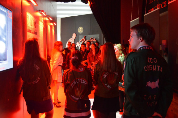 Бойцы студенческих отрядов Архангельска посетили выставку «Война и мифы»