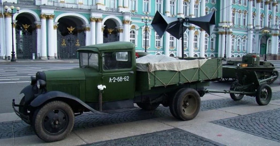В рамках парада-экспозиции на Дворцовой площади состоится автомотопробег.