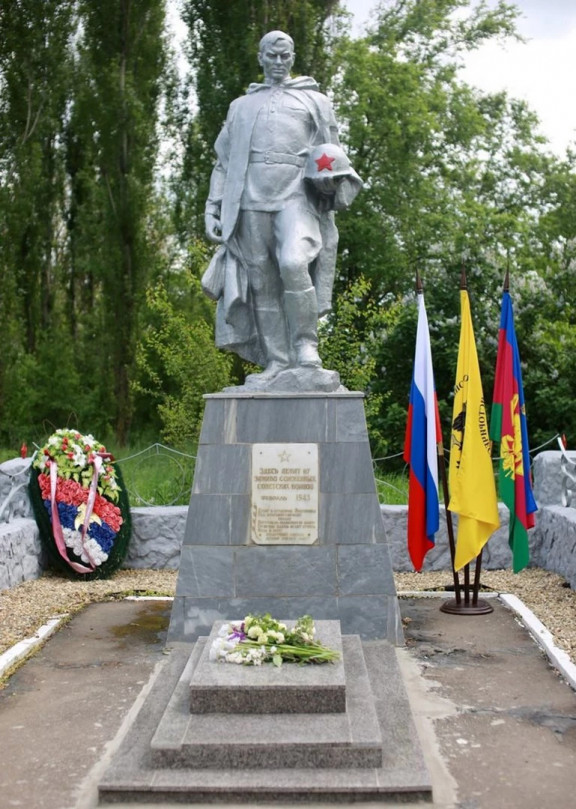 Возложение цветов к братской могиле