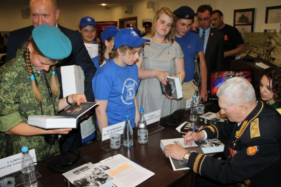 В рамках Всероссийского проекта «Диалоги с Героями» в музее оружия состоялась презентация книги «Спецназ «Альфа»: дела и люди»