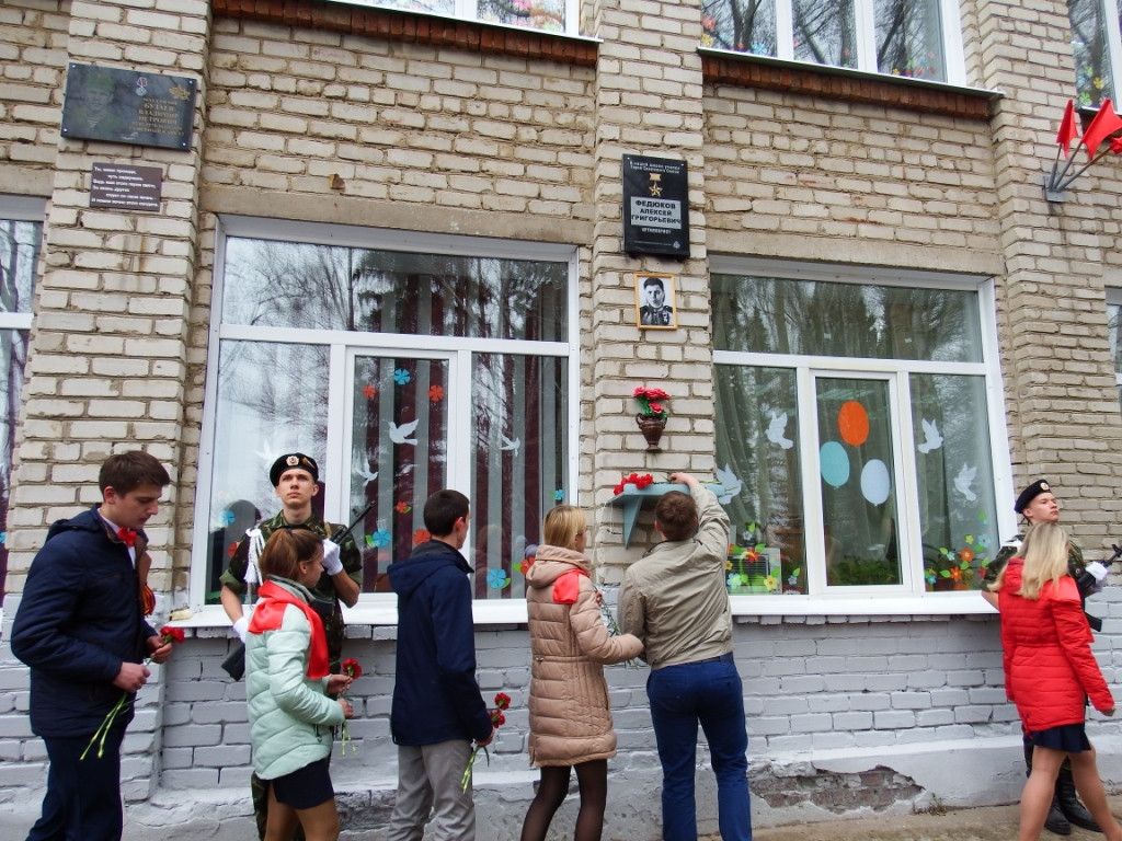 На фасадах школ Томской области продолжается установка мемориальных досок Героям Советского Союза