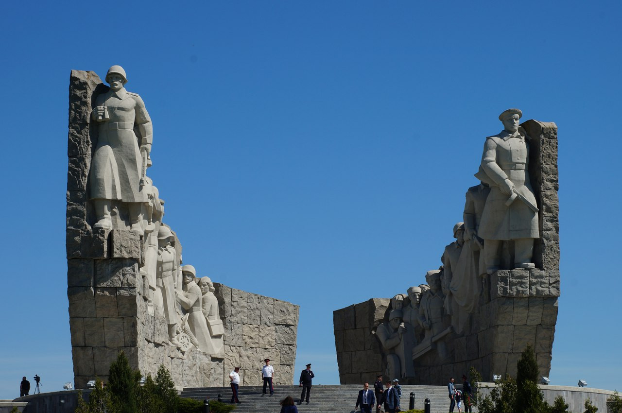 Торжественное захоронение на мемориале Самбекские высоты в Ростовской области.