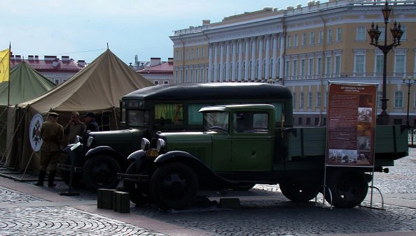 В рамках парада-экспозиции на Дворцовой площади состоится автомотопробег.