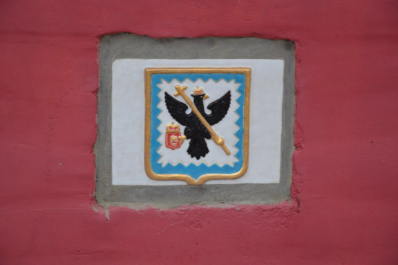 Авторские изразцы с гербом города Мосальска