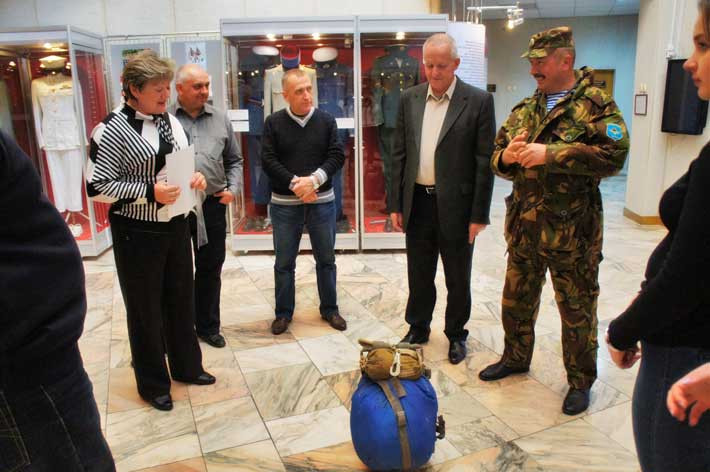 Передача музею парашюта системы Д-6