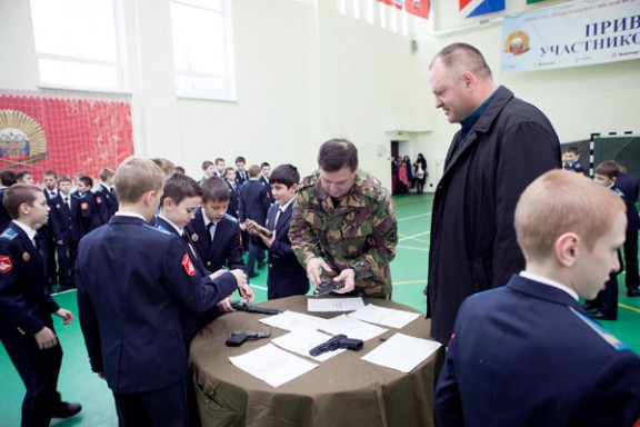 Кадеты Ставрополья знакомятся с образцами современного оружия