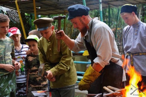Погружение в историю казачества в военно-историческом лагере для подростков «Готов служить отечеству»