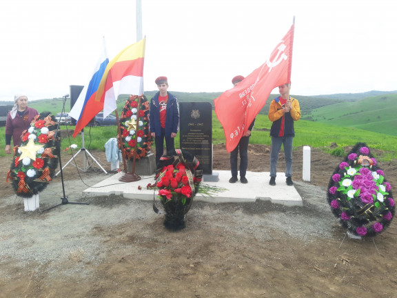 На Терском хребте установили памятник Советским воинам