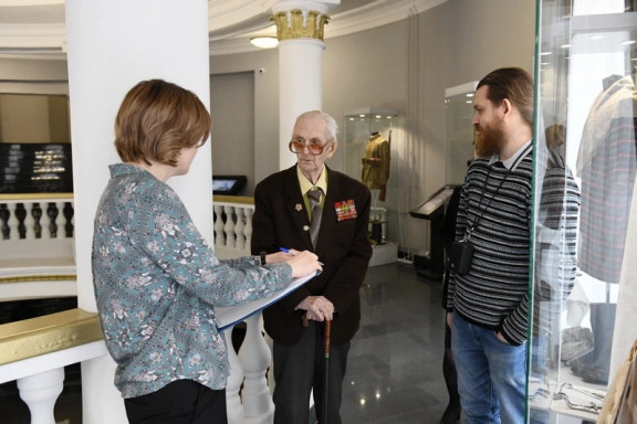 Ветеран Великой Отечественной войны посетил выставку «Подвиг женщин на фронте и в тылу» в Новосибирском Историческом парке "Россия - моя история"