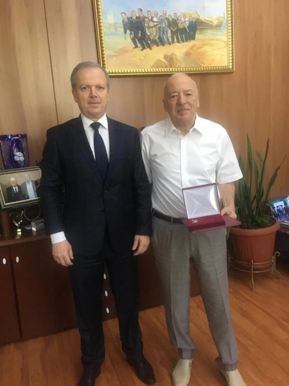 Заслуженная награда. Эльбрус Кубалов вручил медаль «Во Славу Осетии» Александру Тменову