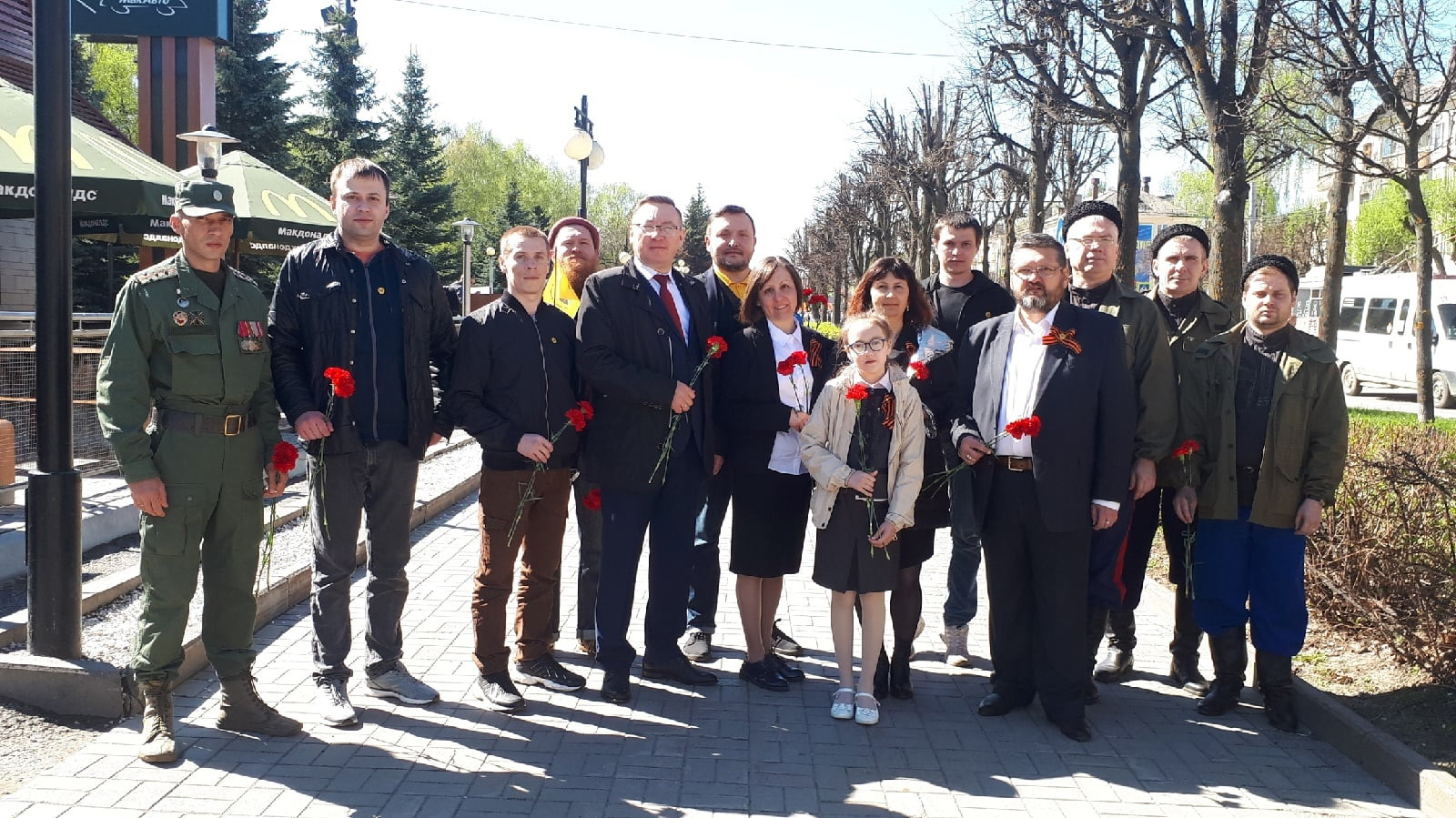 Возложение цветов к Вечному огню и Монументу Воинской Славы.