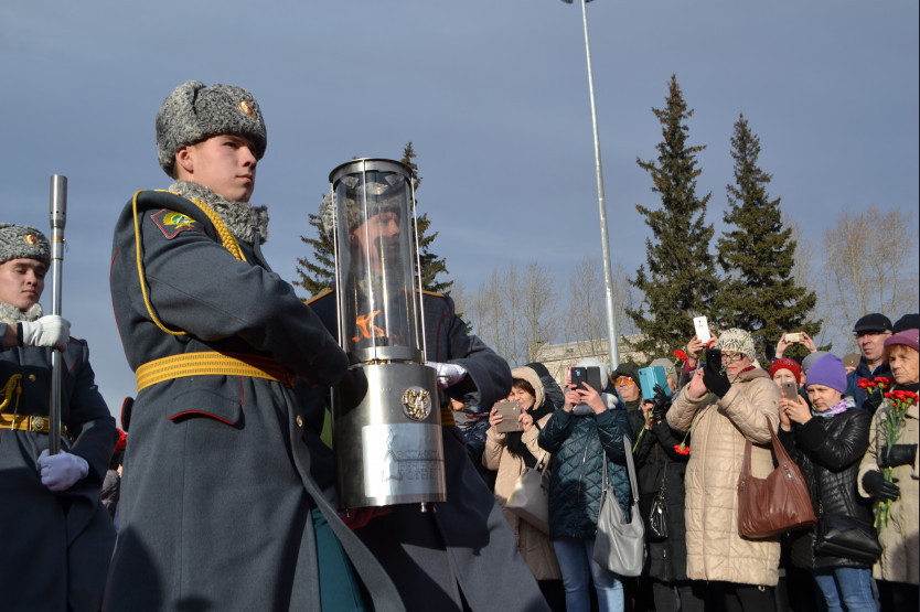 На Монументе Славы в Новосибирской области вновь зажегся Вечный Огонь