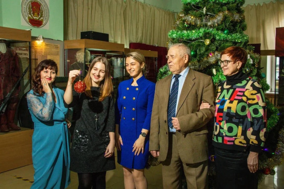 История страны в истории новогодних открыток