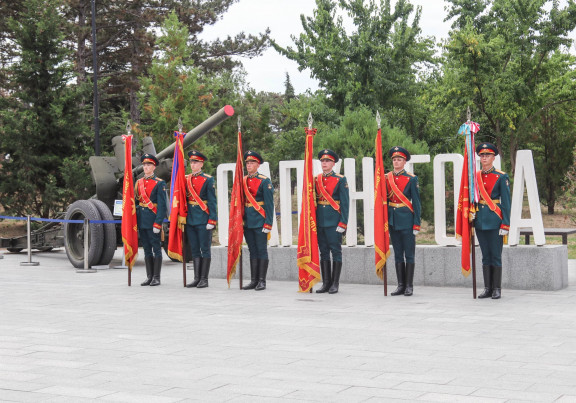 Боевые знамена легендарных частей Красной Армии вернулись в Севастополь и Крым