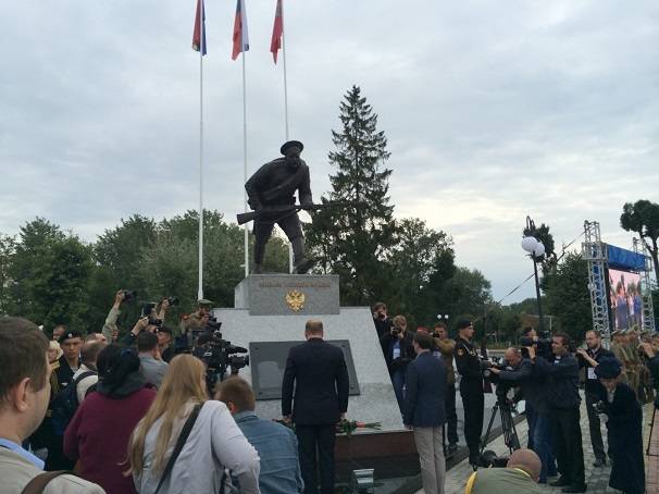 Памятник "Штыковая атака"